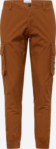 Calvin Klein Jeans Cargo nadrágok - barna: elől