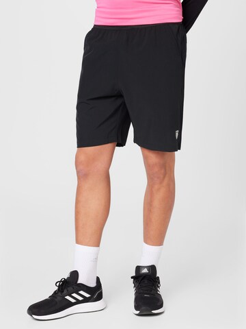 K-Swiss Performance Regular Shorts in Schwarz: predná strana