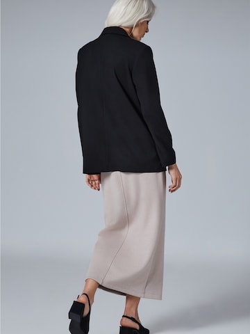 4TAILORS Bleiseri 'Capsule' värissä musta