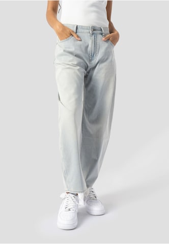 Regular Jean 'Yoana' Elias Rumelis en bleu : devant