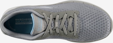 SKECHERS Sneaker in Grau