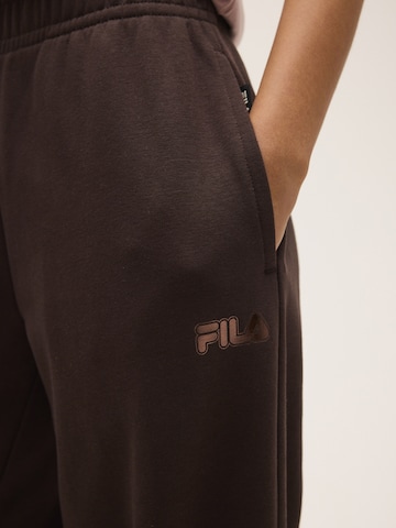 regular Pantaloni 'CALICE regular wide graphic sweat pants' di FILA in marrone