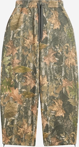 BershkaBaggy Hlače - zelena boja: prednji dio