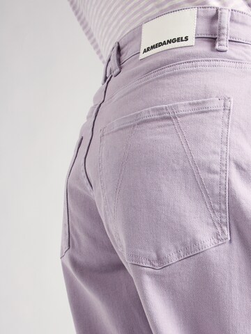 ARMEDANGELS - Tapered Calças de ganga 'BAARLY' em roxo