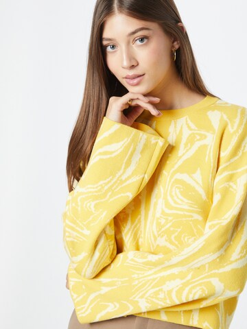 A-VIEW Пуловер 'Kira' в жълто