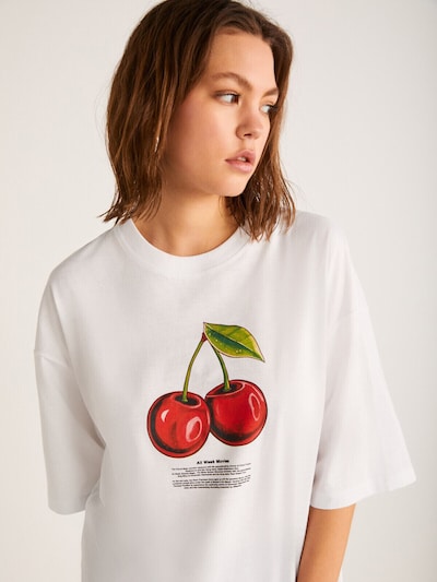 Grimelange T-shirt oversize en kiwi / rouge / noir / blanc, Vue avec produit