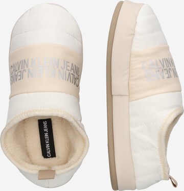 Calvin Klein Jeans - Pantufa em bege