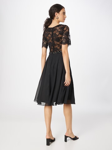 Rochie de cocktail de la mascara pe negru