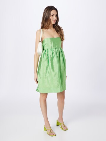 Rochie de cocktail 'Frea' de la mbym pe verde