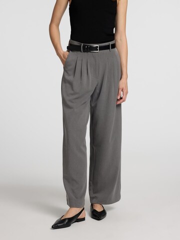 SELECTED FEMME Wide leg Pleat-Front Pants in Grey: front