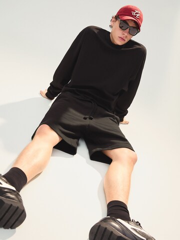 BershkaLoosefit Hlače - crna boja