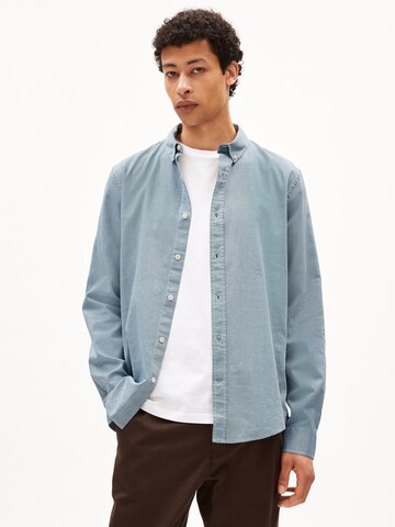 Coupe regular Chemise ' QUAASA ' ARMEDANGELS en bleu : devant