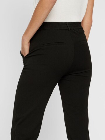 Slimfit Pantaloni 'Maya' de la Vero Moda Petite pe negru