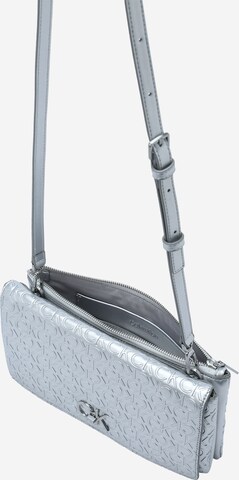 Calvin Klein - Bolso de hombro en gris