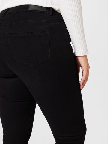 Slimfit Jeans 'Sally' di ONLY Carmakoma in nero