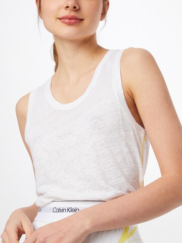 Top di Calvin Klein in bianco