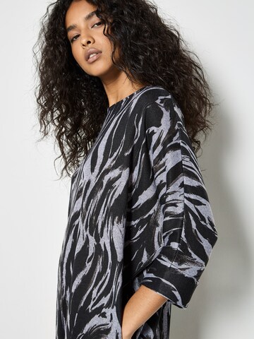 Robe Apricot en gris
