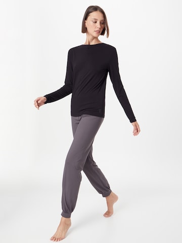 CURARE Yogawear Λειτουργικό μπλουζάκι 'Flow' σε μαύρο