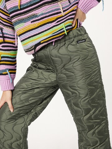 Loosefit Pantaloni 'OMIRARS' de la Résumé pe verde