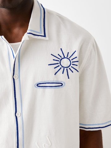 Bershka Comfort Fit Hemd in Weiß