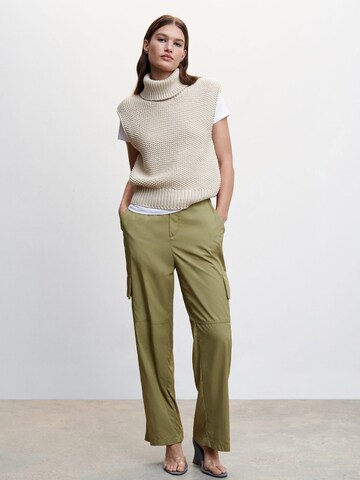 Effilé Pantalon cargo 'Oli' MANGO en vert