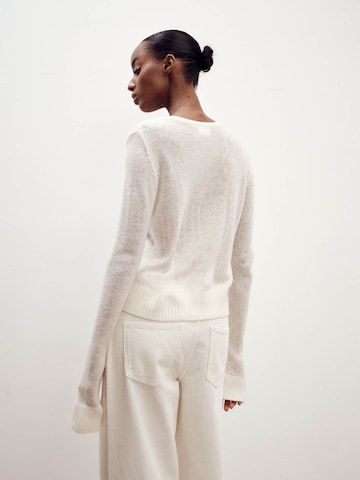 ABOUT YOU x Marie von Behrens Pullover 'Clara' in Weiß