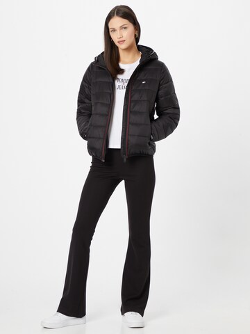 Tommy Jeans Regular Jacke in Schwarz