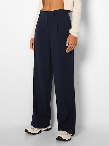 Bershka Wide leg Pleat-Front Pants in Blue: front