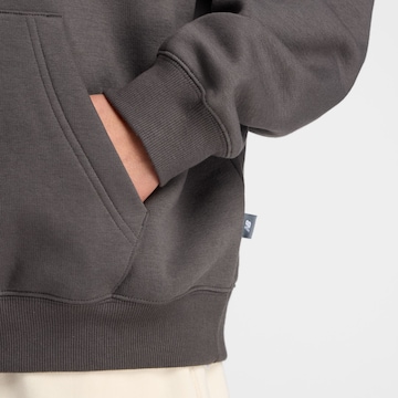 new balance Sweatshirt 'Trackside' in Grau