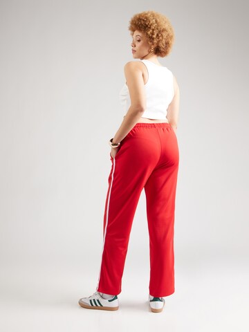 Loosefit Pantaloni 'CARCARMEN' di ONLY Carmakoma in rosso