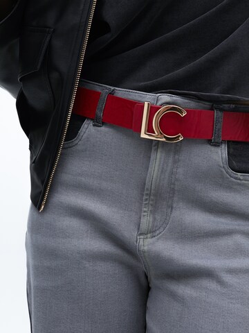 Lola Casademunt Riem in Rood