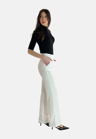 Elara Flared Hose in Weiß