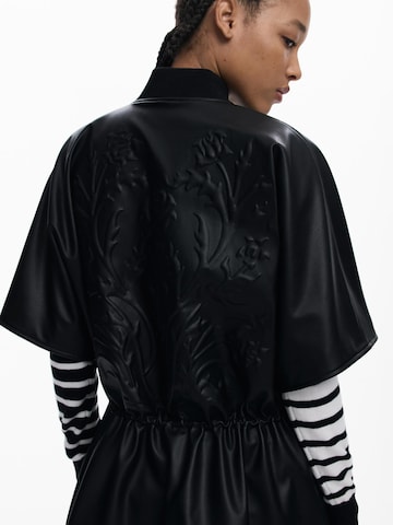 Cape Desigual en noir