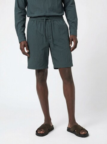 TRAPP Regular Trousers in Grey: front