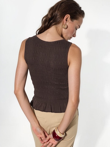 Busem - Blusa em castanho