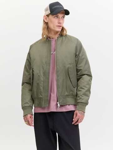 Veste mi-saison JACK & JONES en vert : devant