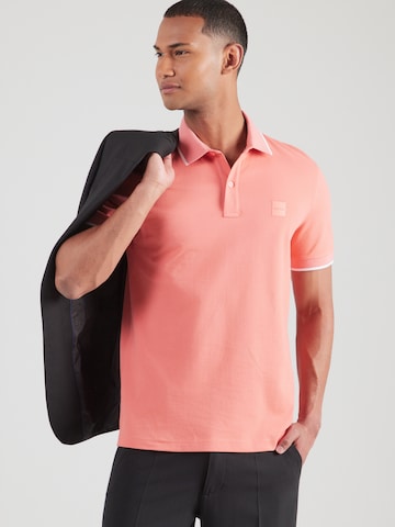 BOSS T-shirt 'Passertip' i röd: framsida