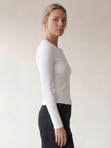 ARMIE Tričko 'The Petra Henley Slim-Fit Top - White' – bílá