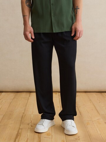 DAN FOX APPAREL Свободный крой Штаны 'Bent' в Черный: спереди