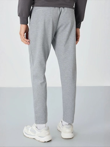 Tommy Life Tapered Workout Pants 'Jogginghose' in Grey
