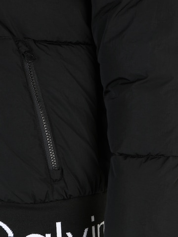 Calvin Klein Jeans Curve Přechodná bunda – černá