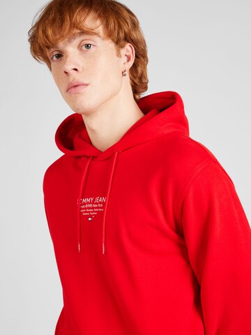 Tommy Jeans - Sweatshirt 'ESNTL' em vermelho