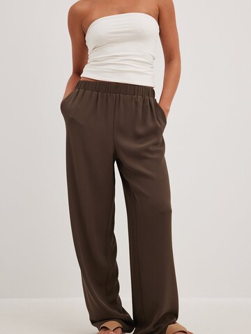 NA-KD Regular Pants in Brown: front