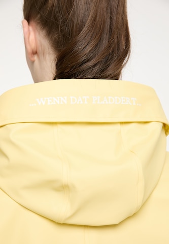 Manteau fonctionnel Schmuddelwedda en jaune