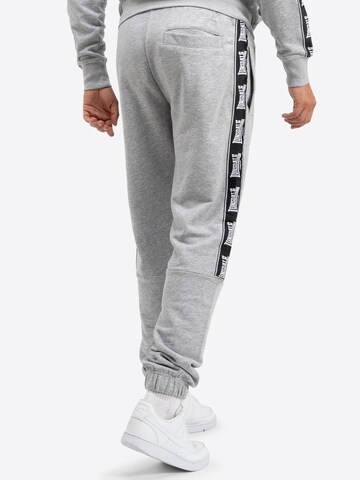 Effilé Pantalon de sport 'Grutness' LONSDALE en gris