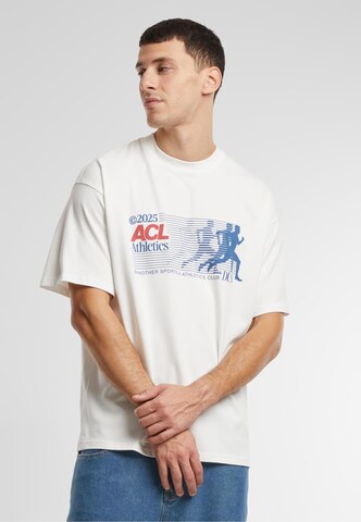 Tricou 'Athletics' de la Another Cotton Lab pe alb: față