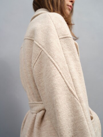 A LOT LESS Between-seasons coat 'Leila' in Beige