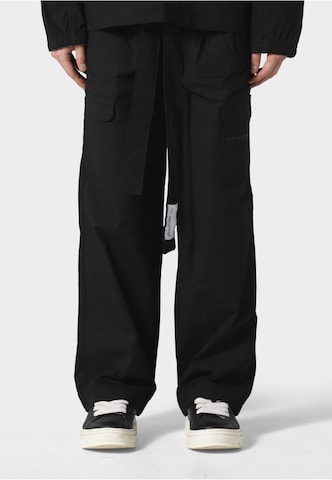 Irasuto Studios Loosefit Cargobroek in Zwart: voorkant
