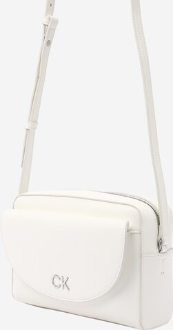 Calvin Klein - Bolso de hombro en blanco