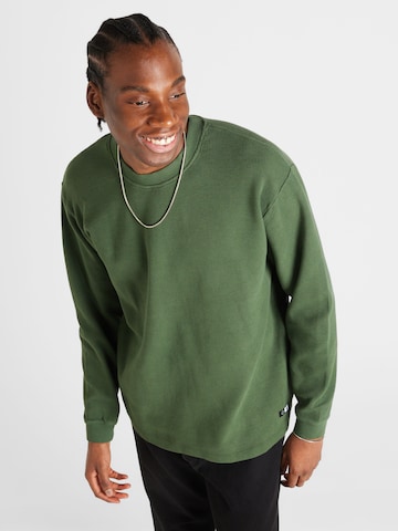 EDWIN T-shirt 'Dizzy' i grön: framsida